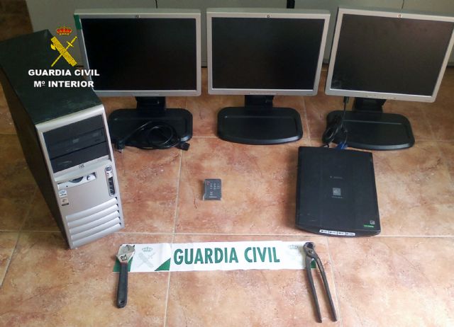 La Guardia Civil detiene a tres personas por robos en comercios y en un Instituto de Educación Secundaria