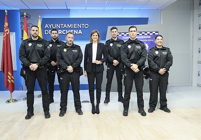 Patricia Fernández preside la toma de posesión de 5 nuevos agentes de Policía Local