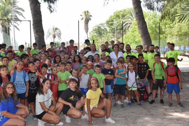 Más de 250 alumnos participan en las escuelas de verano de baloncesto y tenis en Archena