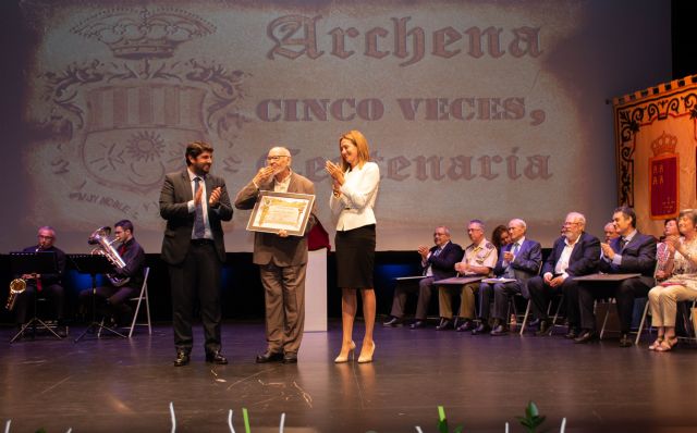 Antonio López Baeza, en el centro de la imagen, en compañía de la Alcaldesa y del Presidente de la Comunidad Autónoma, en un acto de reconocimiento a este sacerdote archenero.