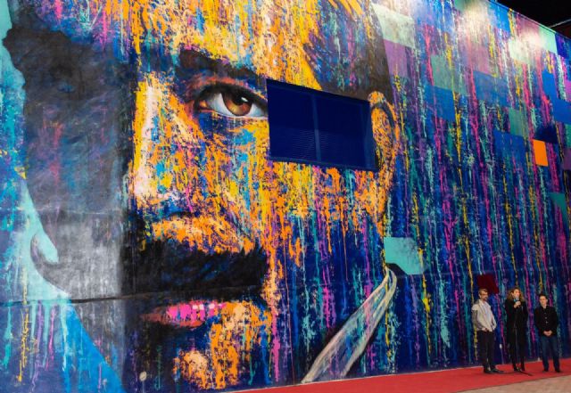 Inaugurado el gigantesco mural de Medina Vera pintado en el exterior del Centro Cultural por Carlos Callizo