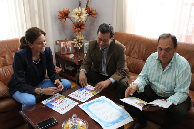 De izda a dcha: Alcaldesa, Presidente Miguel Lloret, y vicepresidente, José Luna