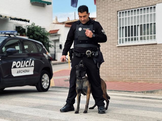 La alcaldesa de Archena presenta un nuevo coche patrulla de la Policía Local que permitirá reforzar la seguridad en el municipio