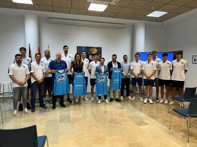 Patricia Fernández presenta al equipo de baloncesto La Salud Archena que debutará en Segunda FEB esta temporada