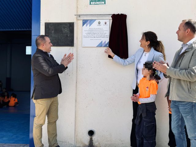 La Comunidad instala una grada desmontable y canastas en el pabellón deportivo del colegio José Alcolea Lacal de Archena